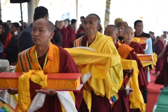朗杰寺和协格尔曲德寺等团体在长寿法会上向达赖喇嘛尊者供奉供品     2018年12月31日  照片/Tenzin Phende/CTA