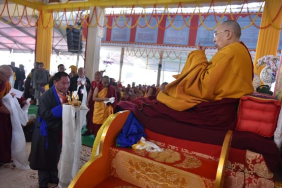 西藏人民议会议长白玛炯乃在长寿法会上向达赖喇嘛尊者供奉曼扎   2018年12月31日  照片/Tenzin Phende/CTA