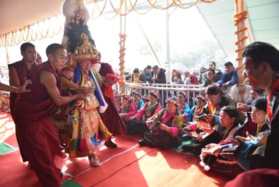 乃琼护法在达赖喇嘛尊者的长寿法会上降神祝福     2018年12月31日  照片/Tenzin Phende/CTA