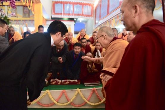 达赖喇嘛尊者在莅临法会时向噶夏各部门部长和相关人士致意   2018年12月31日  照片/Tenzin Phende/CTA