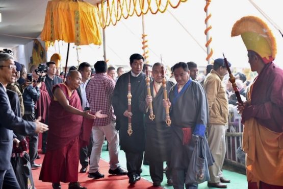 西藏人民议会议长白玛炯乃，最高法院大法官阿旺饶杰和司政洛桑森格迎请达赖喇嘛尊者驾临法会        2018年12月31日  照片/Tenzin Phende/CTA