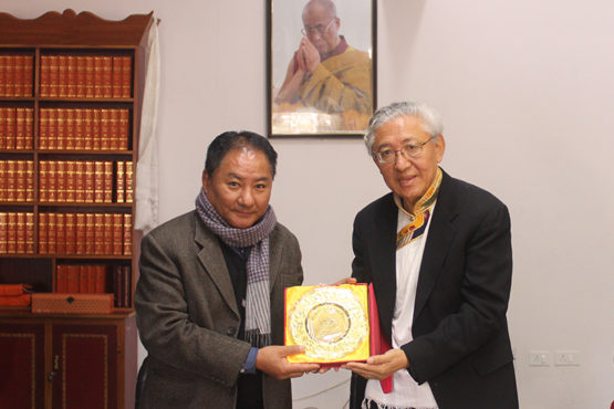 西藏人民议会议长白玛炯乃向丹增多杰博士赠送纪念品 照片/议会秘书处