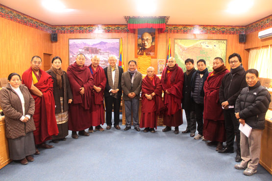 丹增多杰博士与西藏人民议会正副议长及常务委员合影 照片/议会秘书处