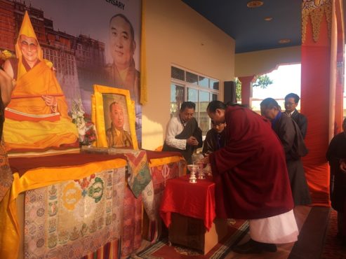 第42任萨迦法王吉美赤列仁波切在班禅喇嘛法相前点酥油灯  