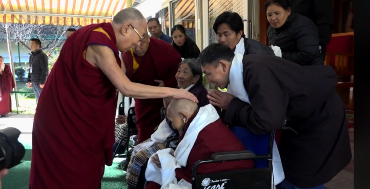 达赖喇嘛尊者在达兰萨拉官邸接见藏人信众 2019年1月14日 照片/视频截图