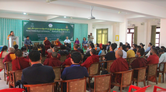 藏人行政中央教育部教育委员会工作人员丹增白玛在研讨会上发言   照片/藏人行政中央教育部