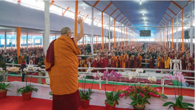 西藏精神领袖达赖喇嘛尊者在2017年1月在印度菩提伽耶举行第时轮金刚法会上向信众挥手致意 照片/OHHDL