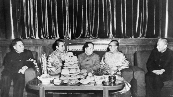 从左至右依次为：周恩来、班禅喇嘛、马泽东、达赖喇嘛、刘少奇 1956年于北京 照片/AFP