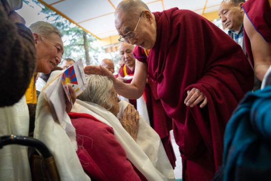 达赖喇嘛尊者在达兰萨拉官邸接见平均年龄超过90岁的藏人 2019年2月4日 照片/Tenzin Choejor/OHHDL