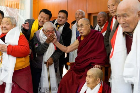 达赖喇嘛尊者在达兰萨拉官邸接见藏人信众 2019年2月4日 照片/Tenzin Choejor/OHHDL