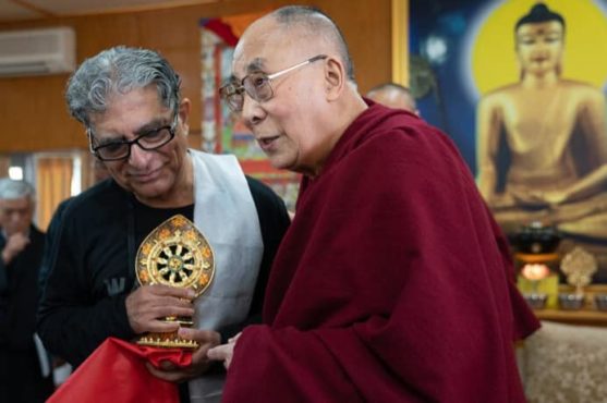 达赖喇嘛尊者在向美国印第安作家迪帕克·约伯拉赠送纪念品   2019年2月11日  照片/OHHDL     