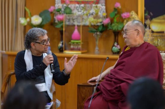 美国印第安作家迪帕克·约伯拉在向达赖喇嘛尊者提问  2019年2月11日  照片/OHHDL     