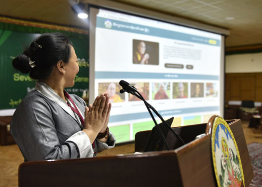 教育部长白玛央金自向与会者介绍教育部推出的世俗伦理网站  2019年2月26日  照片/Tenzin Phende/CTA