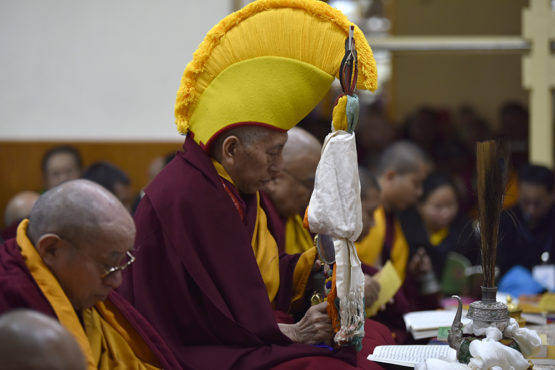 桑东仁波切在主持长寿祈愿法会   2019年2月27日  照片/Tenzin Phende/CTA