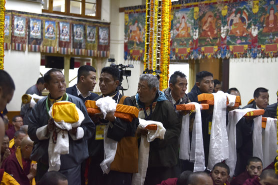 流亡藏人各学校教职员工和西藏嘉绒地区藏人民众在向达赖喇嘛尊者供奉长寿仪轨  2019年2月27日  照片/Tenzin Phende/CTA