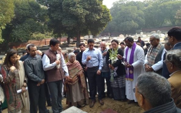 司政洛桑森格参加在德里近郊的基督教墓园中举行的逝者乔治·费尔南德斯遗体下葬仪式 2019年2月1日