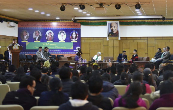国际藏汉协会主席薛伟先生在西藏大厦向藏人行政中央公务员发表演讲 2019年3月12日 照片/Jayang Tsering/CTA