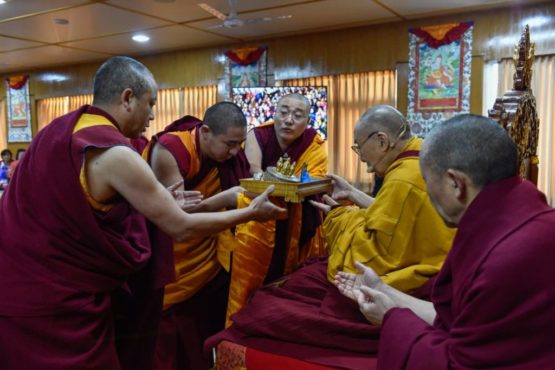 蒙古请法团代表向达赖喇嘛尊者供奉曼扎  照片/OHHDL