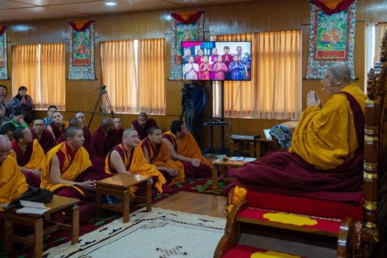 达赖喇嘛尊者在达兰萨拉官邸透过网路视讯直播想蒙古信众传授佛法  照片/OHHDL