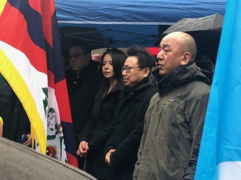 旅美华人作家和时事评论家陈破空（右二）在纽约联合国广场参加西藏自由抗暴六十周年纪念活动 照片/载自网络