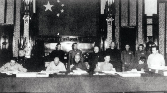 图片：1951年西藏和谈代表在北京被迫签下所谓十七条和平协议  （达赖喇嘛西藏宗教基金会提供）