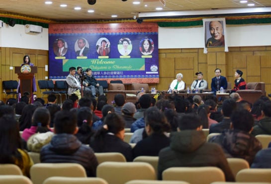 国际藏汉协会秘书长王雪笠女士在西藏大厦向藏人行政中央公务员发表演讲 2019年3月12日 照片/Jayang Tsering/CTA