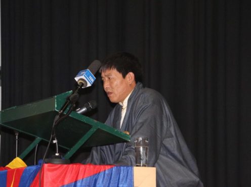 西藏前政治犯顿珠旺青在接待会上向瑞士藏人民众发表讲话 2019年3月17日 照片/驻瑞士办事处