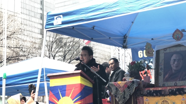 旅美华人作家和时事评论家陈破空在纽约联合国广场举行的西藏自由抗暴六十周年纪念活动上发言   照片/载自网络