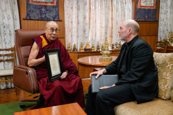 美国爱荷华州达文波特的主教托马斯·津库拉向达赖喇嘛尊者颁发2019 和平于世奖 2019年3月4日 Tenzin Jamphel/OHHDL