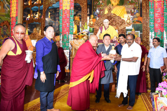 印度南部色拉寺堪布和藏人行政中央驻印南首席代表向首席部长赠送佛像
