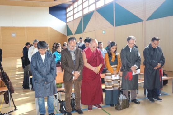 西藏前政治犯顿珠旺青和与会嘉宾在接待会上向为西藏献身的藏人默哀    2019年3月17日   照片/驻瑞士办事处  