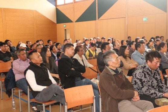 参加欢迎西藏前政治犯顿珠旺青接待会的瑞士藏人社区民众 2019年3月17日 照片/驻瑞士办事处