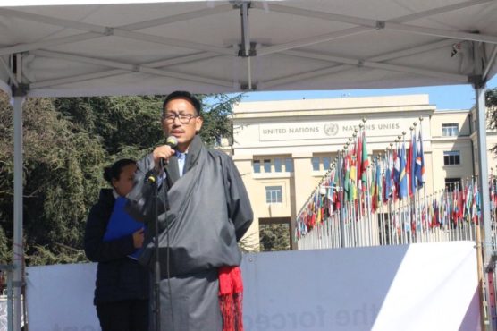 藏人行政中央驻日内瓦办事处代表其美仁增在日内瓦联合国总部大楼前发言 2019年3月22日 照片/驻日内瓦办事处