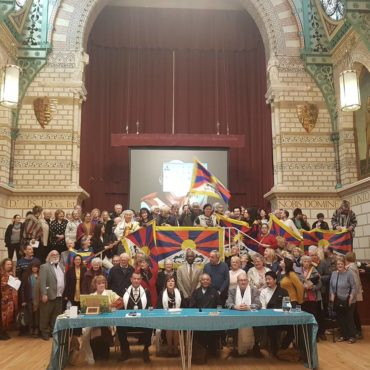在英国北安普顿市市政厅前连续20年举行的升西藏国旗仪式