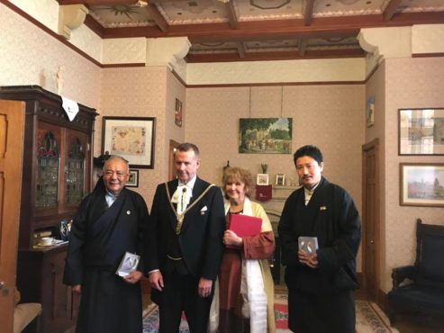 在英国北安普顿市市长与藏人行政中央驻伦敦办事处代表等在该市市政厅