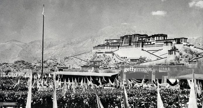 1959年拉萨事件时聚集在布达拉宫前的藏人