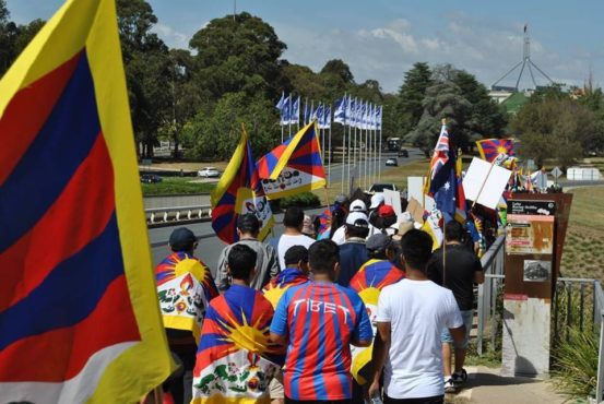 澳大利亚藏人社区民众和支持者徒步游行前往中国驻澳洲大使馆前举行和平抗议活动 2019年3月10日 照片/驻澳洲办事处 