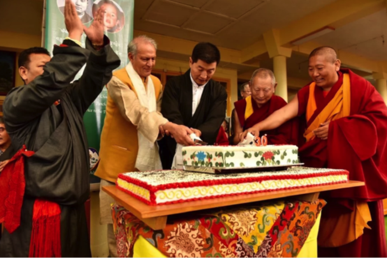 司政洛桑森格和与会嘉宾在在第十一世班禅喇嘛诞辰三十周年官方庆典上切蛋糕 2019年4月25日 照片/Tenzin Phende/CTA