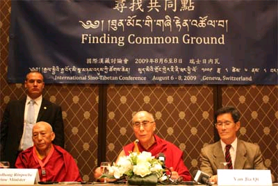 达赖喇嘛尊者与严家祺在日内瓦召开的“寻找共同点”国际汉藏会议上 2009年