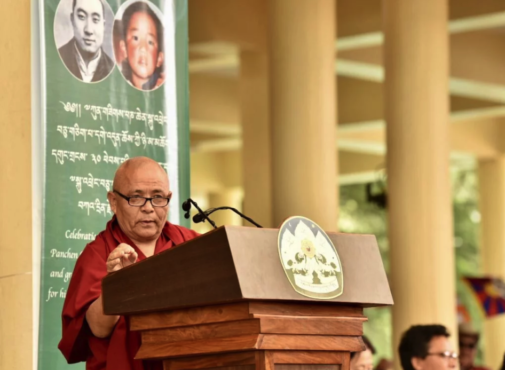 西藏人民议会副议长益西平措在第十一世班禅喇嘛诞辰三十周年官方庆典上发言 2019年4月25日 照片/Tenzin Phende/CTA