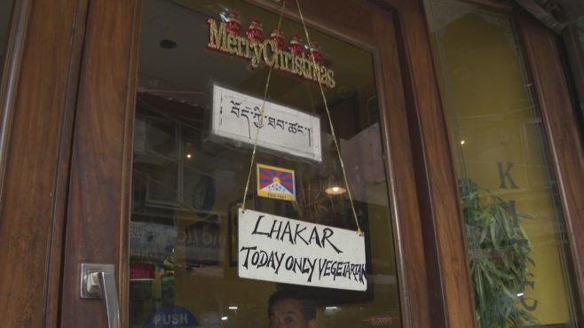在达兰萨拉，每个礼拜三除了要文化复兴之外，藏营餐厅只提供素食，表示对达赖喇嘛的尊敬，许多餐厅及店家干脆选这一天公休