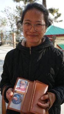 「达赖喇嘛尊者就是我们的希望，只要尊者在达兰萨拉，我就会在达兰萨拉。」潘多丹增皮夹里，也见得到达赖喇嘛的身影。 2008年发生在拉萨的请愿运动，演变成武力镇压后，潘多便有了离开家园念头