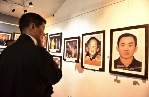 司政洛桑森格在西藏展览馆观看缅怀第十世班禅喇嘛图片展览 2019年4月25日 照片/Tenzin Phende/CTA