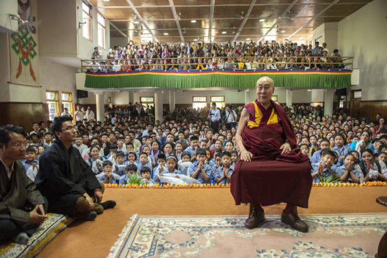 达赖喇嘛尊者在德里西藏儿童村青年旅社礼与藏人学生和民众合影 2019年4月25日 照片/Tenzin Jigme/CTA