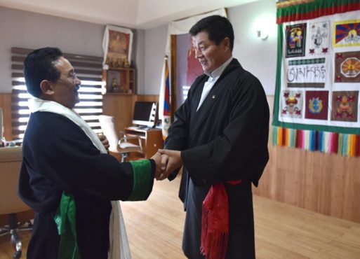 司政洛桑森格与卸任噶夏秘书长宗喀·多杰次仁在交接仪式上 照片/Tenzin Phende/CTA