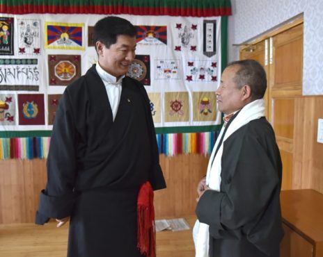 司政洛桑森格与新任噶夏秘书长次杰曲嘉·达尼在交接仪式上 照片/Tenzin Phende/CTA