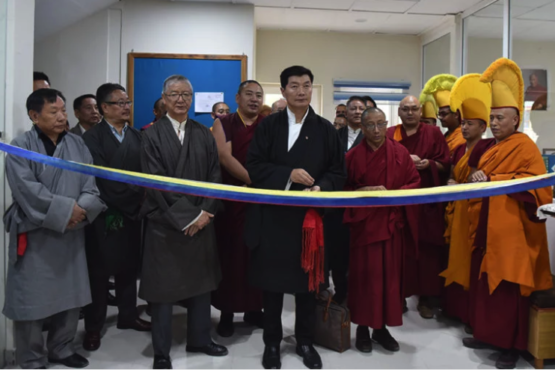 藏人行政中央司政洛桑森格和各部门部长，以及乃琼寺僧人在为新建成的新闻新闻社“诵经祝福 2019年4月12日 照片/Tenzin Phende/CTA