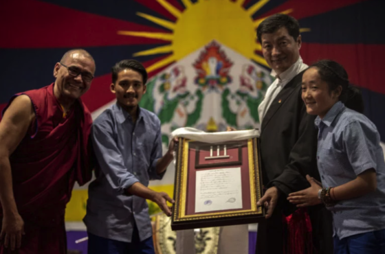 司政洛桑森格在向色拉坤西藏儿童村分校学生颁发奖章 照片/Tenzin Jigme/CTA
