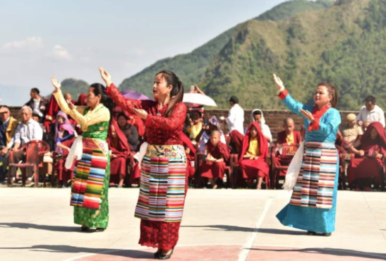 岗饶沃藏人定居点民众表演传统歌舞欢迎司政洛桑森格到访 2019年4月19日 照片/Tenzin Jigme/CTA
