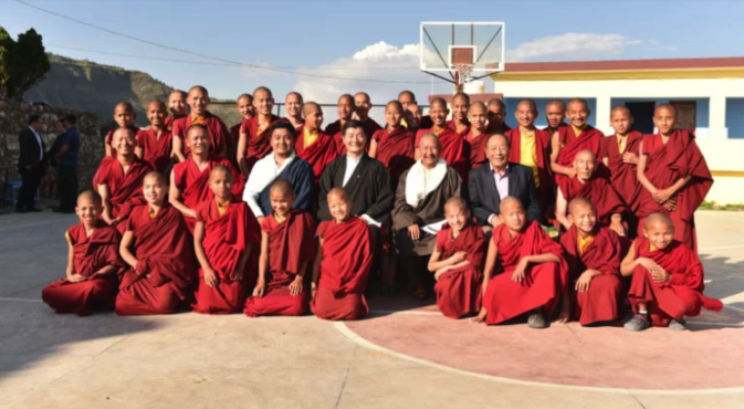 司政洛桑森格与岗饶沃藏人定居点僧众和政要合影 2019年4月19日 照片/Tenzin Jigme/CTA